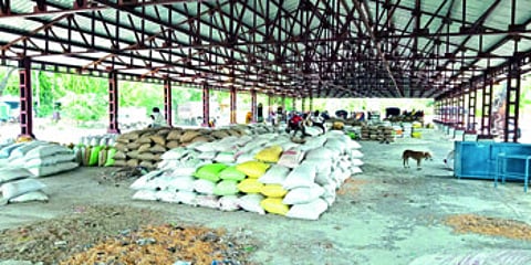 दोघांचा मृत्यू, तीन जण पॉझिटिव्ह; धुळे बाजार समितीही "लॉकडाउन'