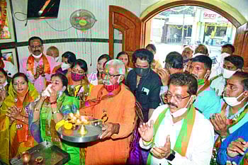 जळगाव शहरात घंटा अन् शंखनादाच्या गजरात मंदिर खुली