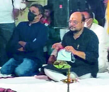 पालकमंत्री पाटील यांनी भाजपचे माजी आमदार पुत्राला दिला ‘कानमंत्र’