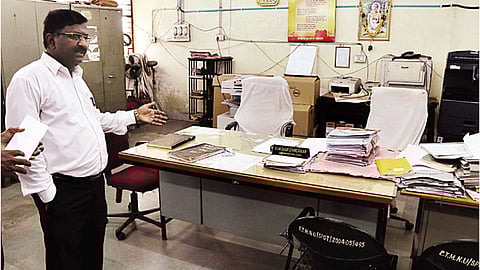 रविनगर - सामान्य परीक्षा शाखेतील अधीक्षकांची रिकामी खुर्ची दाखवताना जनमंचचे पदाधिकारी.