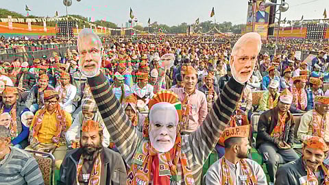नवी दिल्ली - पंतप्रधान नरेंद्र मोदी यांच्या द्वारका येथील प्रचारसभेला झालेली गर्दी.