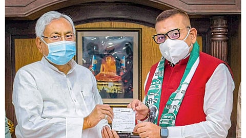 बिहारचे मुख्यमंत्री नितीशकुमार व संयुक्त जनता दलात प्रवेश केलेले माजी पोलिस महासंचालक गुप्तेश्वर पांडे.