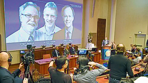 स्टॉकहोम - वैद्यकीय क्षेत्रातील यंदाच्या ‘नोबेल’ पुरस्कारविजेत्यांची घोषणा करताना.