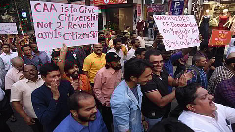 तरुणाईचे समाजमाध्यमांवर "सोशल वॉर'