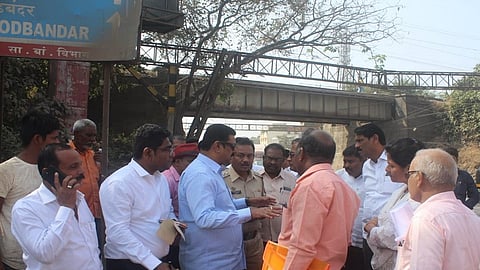 भिवंडी : जागेची पाहणी करताना खासदार कपिल पाटील. सोबत अधिकारी.