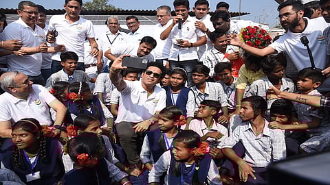 भिवंडी : आश्रमशाळेतील मुलांबरोबर सेल्फी घेताना सचिन. (छायाचित्र : दीपक कुरकुंडे)