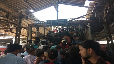 ठाणे : पादचारी पूल बंद असल्याने अन्य पुलावर झालेली गर्दी.