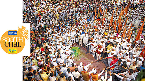 आकुर्डी - 'सकाळ माध्यम समूह' आणि फिनोलेक्स केबल्स यांच्यातर्फे आयोजित "साथ चल'' उपक्रमांतर्गत आई-वडिलांच्या सेवेची शपथ घेताना भाविक व वारकरी.