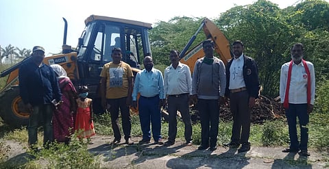 On behalf of the Marxist Communist Party, four agitations have taken place in front of the District Collector's office in Nanded during the lockdown..jpg