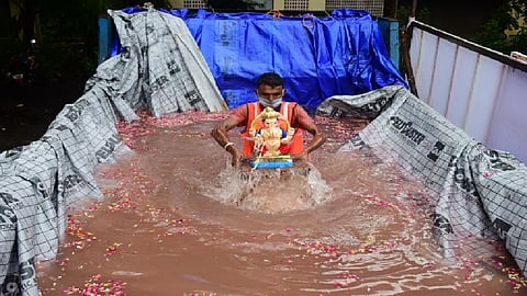 नियमांचं काटेकोरपणे पालन करत दीड दिवसाच्या बाप्पाला निरोप