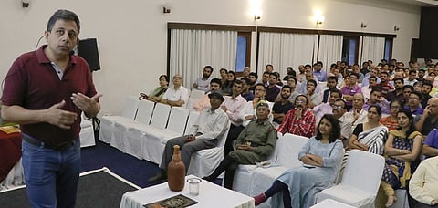 नागपूर : पीपीटीवरून सुभाषचंद्र बोस यांच्याबाबत माहिती देताना अनुज धर.