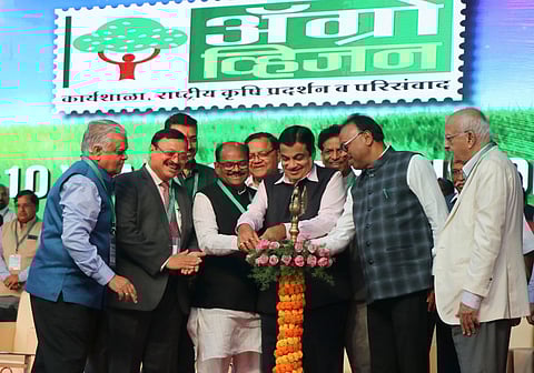 11 व्या "ऍग्रो व्हिजन' कृषी प्रदर्शनाचे उद्घाटन करताना केंद्रीय मंत्री नितीन गडकरी.