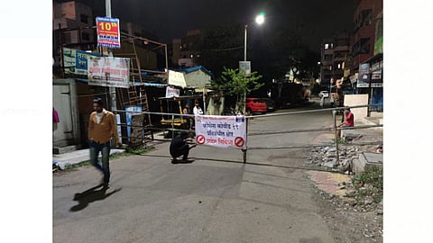पीसीएमटी चौक, भोसरी - येथील रस्त्यावरील बॅरेकेट्सवर प्रवेश निशिद्धचे फ्लेक्स महापालिकेद्वारे शुक्रवारी (ता. १०) मध्यरात्री लावण्यात आले.