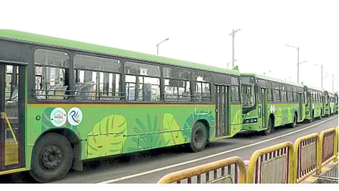 निगडी - पीएमपीच्या ताफ्यात दाखल झालेल्या नवीन बस.