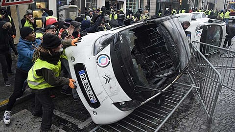 फ्रान्समधील उद्रेकामागे आर्थिक वैफल्य