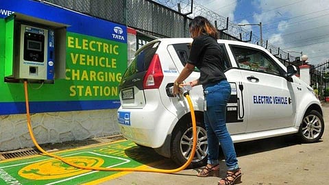 ई-वाहनांना हवे पायाभूत सुविधांचे चार्जिंग (भाष्य)