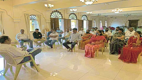 बैठकीतच उदयनराजे म्हणाले ज्या ठिकाणी अडचण आहे, तेथे मला सांगा