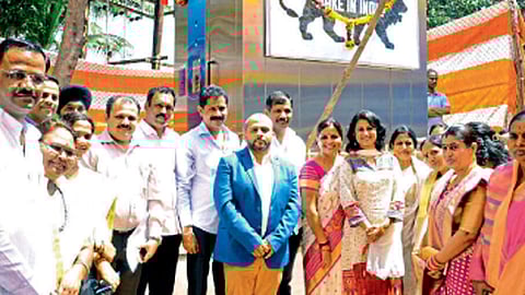 निगडी - ई-टॉयलेटच्या उद्घाटनप्रसंगी नितीन काळजे, शैलजा मोरे, लक्ष्मण जगताप, सीमा सावळे, अंजली भागवत, श्रावण हर्डीकर व इतर मान्यवर.