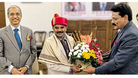 पुणे लष्कर - विधानभवन येथे राज्य धर्मादाय आयुक्त शिवकुमार डिगे यांनी राज्यभरातील सहधर्मादाय आयुक्तांची आढावा बैठक घेतली. या वेळी त्यांचा सत्कार पुणे विभागाचे सहधर्मादाय आयुक्त शिवाजीराव कचरे यांच्या हस्ते करण्यात आला.