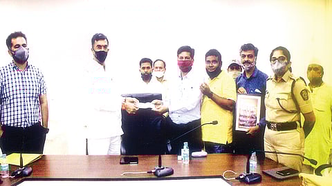 साताऱ्यातील 'या' गणेशाेत्सव मंडळाने कोराेनाच्या लढ्यासाठी दिले एक लाख 11 हजार 111 रुपये