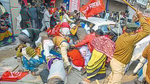 पाटणा - नव्या कृषी कायद्याच्या विरोधात अखिल भारतीय किसान संघर्ष समन्वय समितीच्या कार्यकर्त्यांनी सोमवारी येथील राजभवनावर मोर्चा काढला होता. त्यावेळी पोलिसांनी लाठीमार करून निदर्शकांना पांगविले.