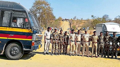 नागापूर (ता. आंबेगाव) - श्री क्षेत्र थापलिंग खंडोबा देवस्थानच्या यात्रेत बैलगाडे पळवू नये, यासाठी सोमवारी तैनात करण्यात आलेला पोलिस बंदोबस्त.