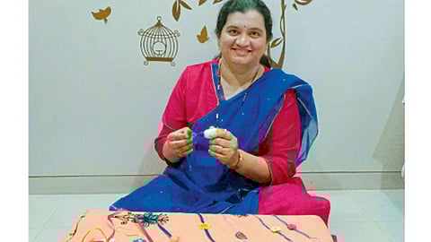 प्रज्ञा देवधर राखी बनविताना.