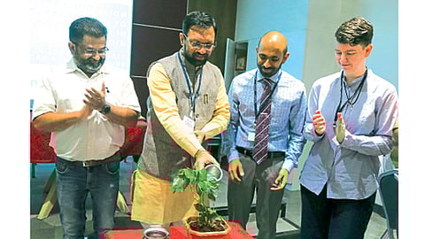 डेक्कन जिमखाना - ‘अनाथ मुलांचे कुटुंबासमवेत संगोपन’ या विषयाशी संबंधित परिषदेचे उद्घाटन रोपाला पाणी घालून करण्यात आले. या वेळी (डावीकडून) मिलिंद कुलकर्णी, प्रवीण घुगे, इयान आनंद आदी.