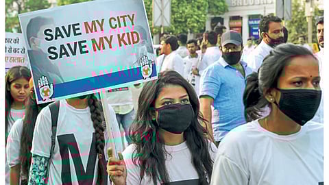 नवी दिल्लीतील वाढत्या प्रदूषणाच्या समस्येविषयी निषेध नोंदविणारे कार्यकर्ते.