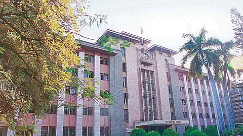 जाहिरात फलकांमुळे स्मार्ट सिटीचे विद्रूपीकरण