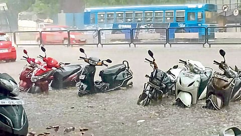 कोथरूड - जोरदार पावसामुळे बुधवारी सायंकाळी कर्वे रस्त्यावर साचलेले पाणीच पाणी.