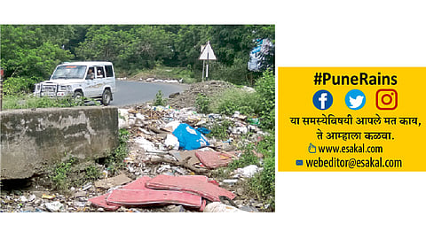 कात्रज घाट - रस्त्याच्या कडेला टाकलेल्या कचऱ्यामुळे पावसाचे पाणी तुंबत असून, त्याचा वाहतुकीलादेखील अडथळा ठरत आहे.