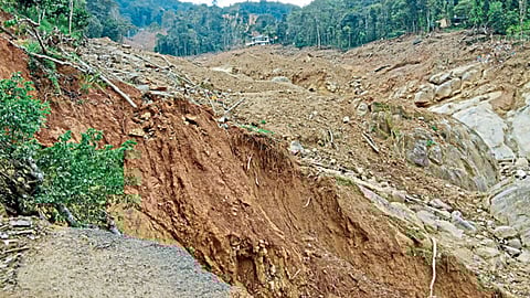 या राड्याखाली पुतुमलाची पंचावन्न घरे गाडलेली आहेत. (विष्णुदास यांच्या सौजन्याने)
