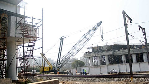 शिंदे वस्ती, रावेत - भक्ती-शक्ती चौकाकडून रावेतकडे जाणाऱ्या रस्त्यावरील पुलाला जोडण्यासाठी लोहमार्गावरून 50 मीटर लांबीचे लोखंडी गर्डर मंगळवारपासून बसविण्यात येणार आहेत.