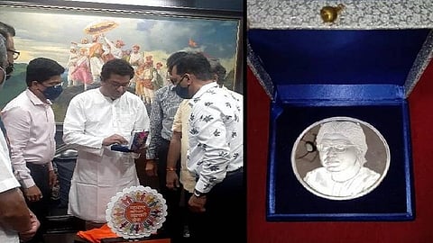 अनोखी भेट, चांदीच्या शिक्क्यामध्ये राज ठाकरेंची प्रतीमा