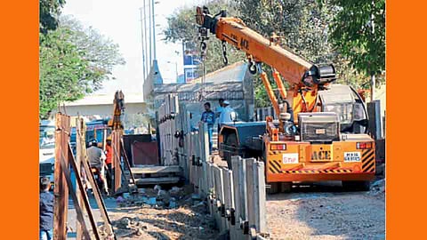 कासारवाडी - भारतरत्न जेआरडी टाटा दुमजली उड्डाणपुलाच्या रॅंम्पच्या कामावरील स्थगिती न्यायालयाने उठविल्यावर काम पुन्हा सुरू झाले.