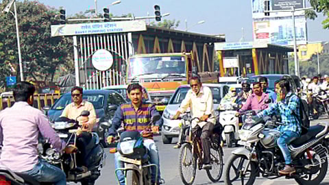 रावेत - उलट दिशेने जाताना दुचाकीचालक व फोनवर बोलत मध्येच शिरणारा दुसरा दुचाकीचालक.