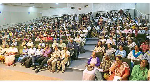 एस. एम. जोशी सभागृह - डॉ. विद्या बाळ यांना आदरांजली वाहण्यासाठी आयोजित सभेत उपस्थित मान्यवर.