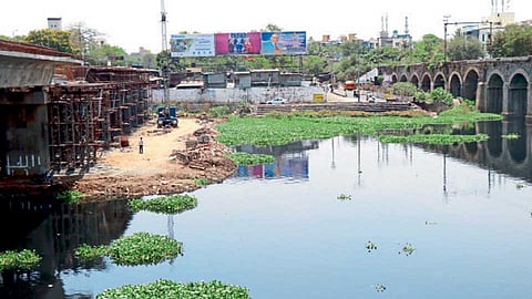 बोपोडी - हॅरिस पुलालगत समांतर पुलाचे काम सुरू असून पुण्याहून पिंपरी-चिंचवडकडे येणाऱ्या रस्त्यावर बोपोडीजवळील काम झोपडपट्टी पुनर्वसनामुळे रखडले आहे.