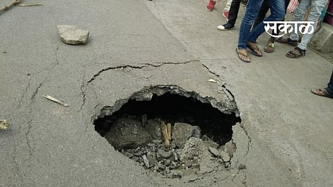 वारुळवाडी-गुंजाळवाडी रस्त्याने प्रवास करणे झाले धोक्याचे, कारण...