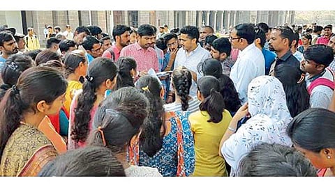 पुणे - सावित्रीबाई फुले पुणे विद्यापीठात शिकत असलेल्या विद्यार्थ्यांशी चर्चा करताना रोहित पवार.