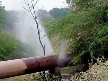 मनपाचे दुर्लक्ष आणि धुळ्याची पाणीपुरवठा करणारी जलवाहिनी फुटली