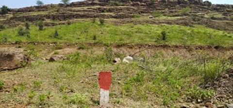 अरेच्चा सोनगीरला चक्क डोंगरच काढला विक्रीला ?