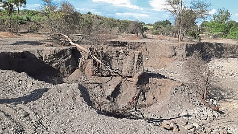 In which district three and a half thousand brass sands were looted