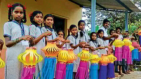 मोरबाग (ता. सातारा) - स्वतः तयार केलेल्या आकाशकंदिलांसोबत विद्यार्थी.