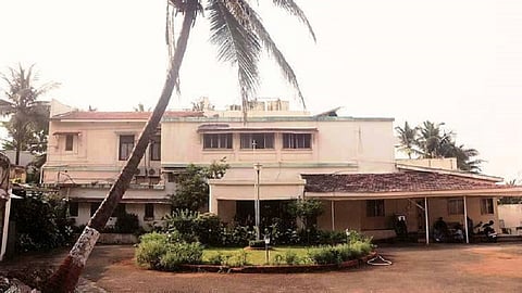 ३१ बंगल्यांवर १५ कोटींचा खर्च; "बंगल्यावर खर्च करता मग शेतकऱ्यांना का पैसे देत नाही?" : फडणवीस