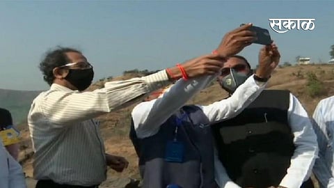 Akola Buldana News Lonar Sarovar Chief Minister Uddhav Thackeray Rajendra Shingane Selfie Mobile Photo