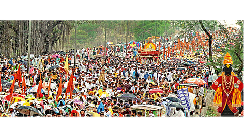 निगडी - संत तुकाराम महाराजांच्या पालखीचे पिंपरी-चिंचवड शहरात आगमन होताच शहरवासीयांबरोबर वरुणराजानेही पालखीचे स्वागत केले. या वेळी भाविकांनी ‘ज्ञानोबा तुकाराम’ असा जयघोष केला.