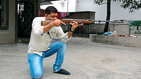 मोर्शी - नेम साधताना संतोषकुमार पेठे.