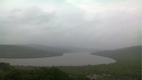 नद्यांमधील गाळ उपसण्याच्या फक्त घोषणाच; प्रशासनाकडून कागदी घोडे नाचवणे सुरू